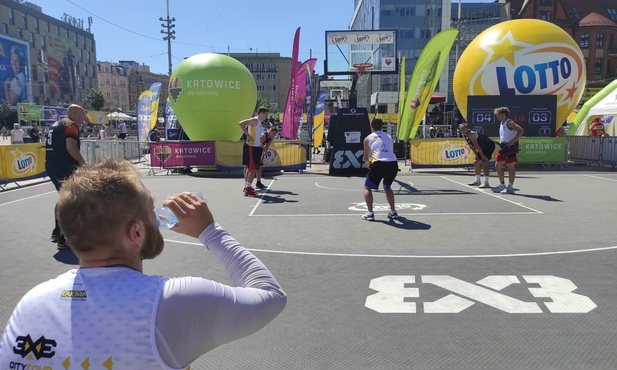 Katowice. Mistrzostwa Polski w koszykówce 3x3 potrwają na rynku do niedzieli