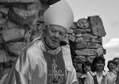 Bp John Walter Yanta podczas odpustu św. Anny na Górze Świętej Anny (rok 2009).