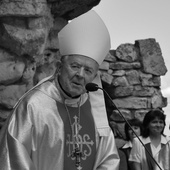 Bp John Walter Yanta podczas odpustu św. Anny na Górze Świętej Anny (rok 2009).