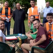 O zapisy na pielgrzymkę, która pójdzie na Jasną Górę w kolumnie opoczyńskiej, zadbali młodzi z parafii.  