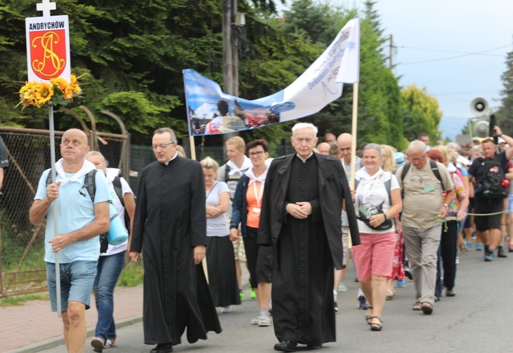 Tradycyjnie poprowadzili pielgrzymów dziekan i wicedziekan...