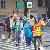 Pielgrzymi wyruszyli z Łowicza na Jasną Górę 6 sierpnia. Kolejny rok w strugach deszczu... 