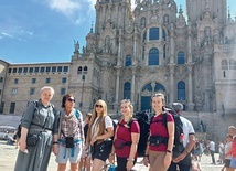 ▲	Dziewczyny z Młodzieżowego Koła Caritas z Łęczycy wraz z s. Mirosławą dotarły do Santiago de Compostela na uroczystości jakubowe.