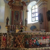 ▲	Późnobarokowy ołtarz z wizerunkiem patrona. Przy nim figury św. Piotra (po lewej) i św. Andrzeja (po prawej).