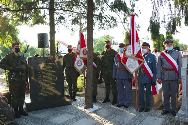 ▲	W 2020 r. odrestaurowano zbiorową mogiłę i umieszczono na niej tablicę z imionami, nazwiskami oraz stopniami wojskowymi 16 bohaterów Wojska Polskiego.