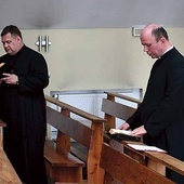 Były konferencje, ale też modlitwa liturgiczna i osobista. Pierwszego dnia rekolekcjonistą był ks. A. Cygański (z prawej). Na zdjęciu: Liturgia godzin w kaplicy.