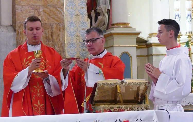 Ks. Kazimierz Walusiak i ks. Wojciech Olesiński sprawowali Mszę św. w intencji pielgrzymów rowerowych w kościele św. Macieja w Andrychowie.