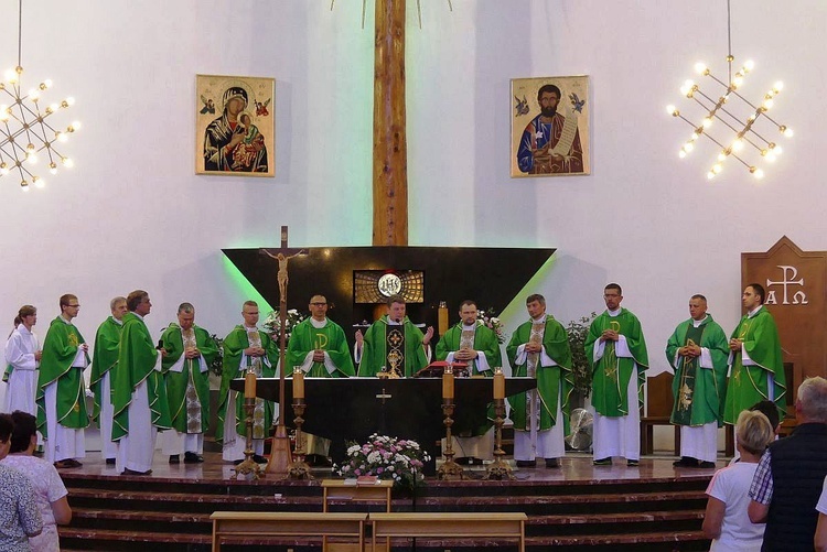 Duszpasterze pod przewodnictwem ks. proboszcza Mariusza Kiszczaka sprawowali Mszę św. w intencji pielgrzymów w oświęcimskim kościele św. Maksymiliana.