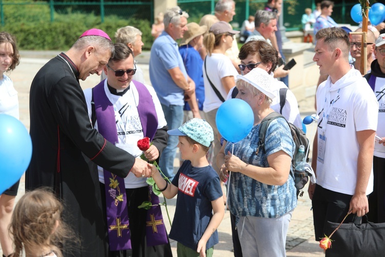 Bp Roman Pindel witał pielgrzymów - od najmłodszych po najstarszych.