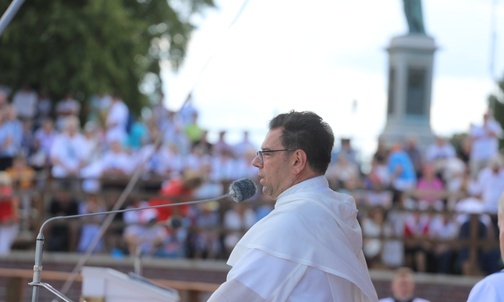 Przeor paulinów o. Samuel Pacholski powitał bielsko-żywieckich pątników.