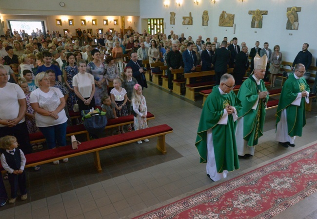 Jubileuszowa Eucharystia sprawowana była przy licznym udziale wiernych.