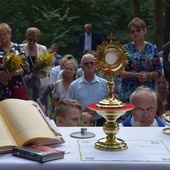 U Matki z bukietami kwiatów i ziół