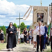 	Msza św. zakończyła się procesją eucharystyczną wokół świątyni.