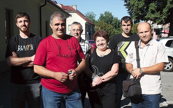 ▲	Paweł Rajda (drugi z lewej) z ekipą logistyczną Andrychowskiej Pielgrzymki Rowerowej.