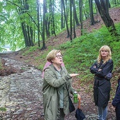 Przewodniczka Beata Wielgosik (L). 