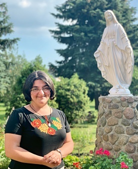 Siostra Joanna Asmik Yesaian jest Ormianką, urodziła się w Gruzji, a mieszka w Ukrainie. Należy do Zgromadzenia Małych Sióstr Niepokalanego Serca Maryi, czyli honoratek.