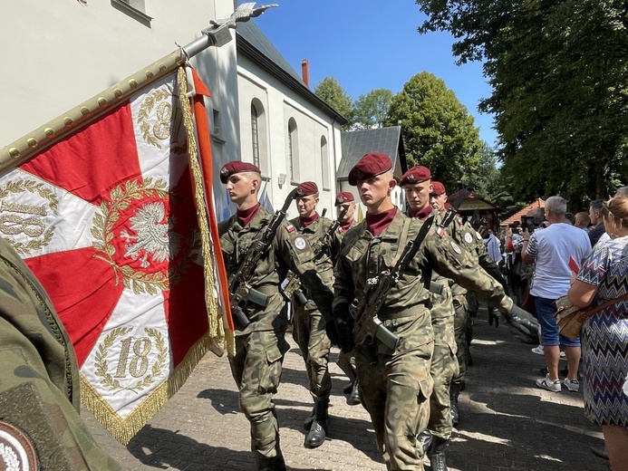 Sztandar i kompania honorowa 18. Batalionu Powietrznodesantowego z Bielska-Białej w procesji wokół bazyliki.