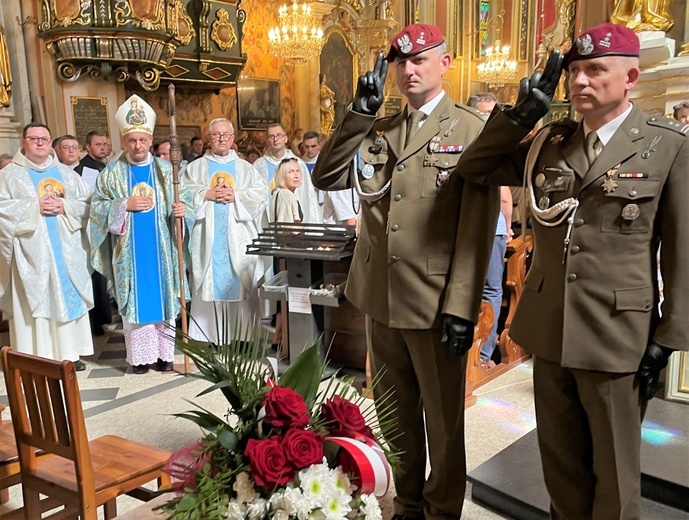 Uroczystości Mszę św. w intencji żołnierzy zakończyło złożenie kwiatów w bazylice, pod tablicą upamiętniającą obrońców ojczyzny.