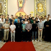Uczestnicy z bp. Markiem Solarczykiem i opiekunami rekolekcji w kaplicy Wyższego Seminarium Duchownego w Radomiu.