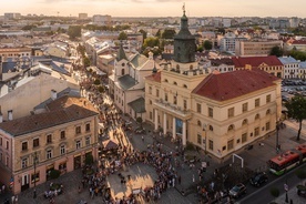 Turyści coraz chętniej odwiedzają Lublin.