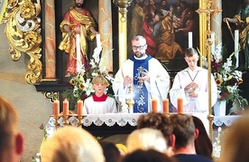 Mszy św. odpustowej przewodniczył ks. Krzysztof Kaoka, proboszcz parafii. 