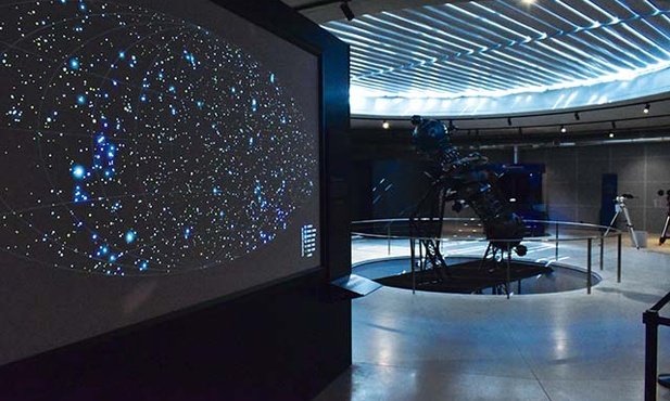 W nowoczesnych podziemiach dawny projektor nieba przypomina o historii chorzowskiego planetarium