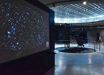 W nowoczesnych podziemiach dawny projektor nieba przypomina o historii chorzowskiego planetarium