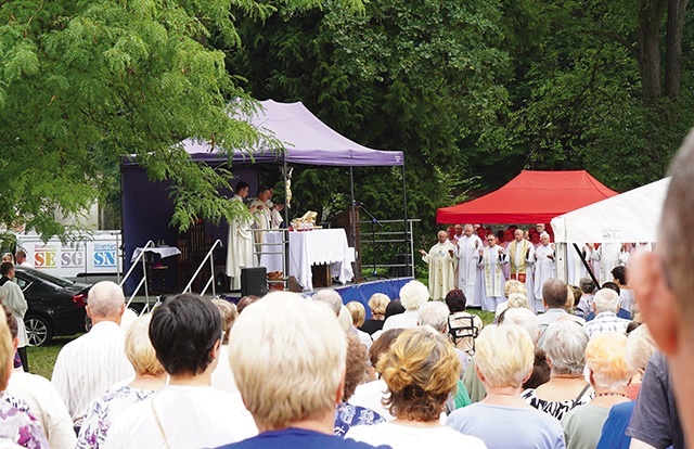 	Pątnicy zgromadzili się na terenie dawnego opactwa cysterskiego 20 sierpnia, gdy w liturgii wspominany był słynny cysters, wielki czciciel Matki Bożej św. Bernard z Clairvaux.