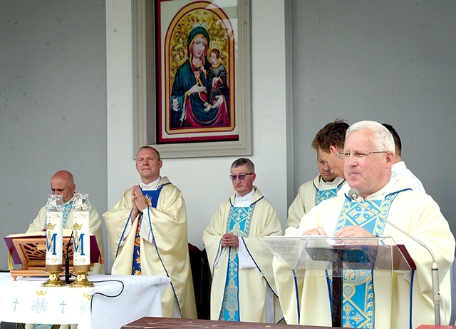 Uczestników obchodów wita o. Piotr Urbanek.