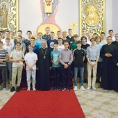 Uczestnicy z bp. Markiem Solarczykiem i opiekunami w kaplicy Wyższego Seminarium Duchownego w Radomiu.