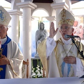 Uroczystego błogosławieństwa udzielili (od lewej) ordynariusz radomski i metropolita częstochowski.