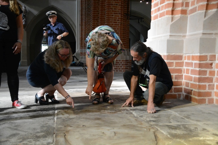 Odkrycie dawnych płyt nagrobnych w katedrze opolskiej