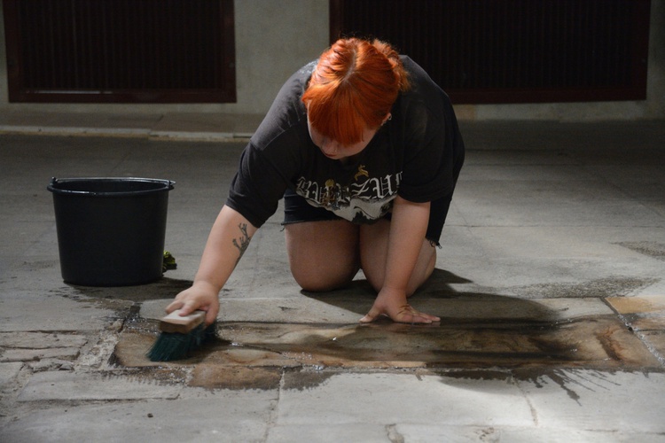 Odkrycie dawnych płyt nagrobnych w katedrze opolskiej