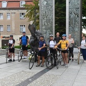 Pielgrzymi tradycyjnie przed startem zrobili sobie pamiątkowe zdjęcie przy pomniku papieża Polaka.