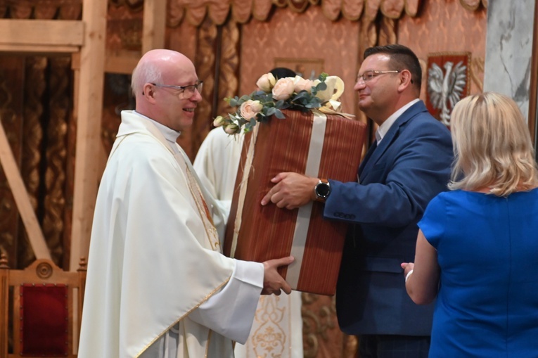 Tomasz Dziurla wręczający odchodzącemu dyrektorowi prezent od wszystkich katechetów diecezji.