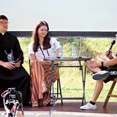 Ksiądz Bogdan Kołodziejski i jego siostra Monika opowiadali o relacjach między rodzeństwem.