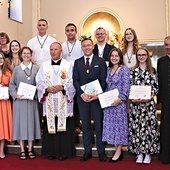 Z oazowiczami, którzy przyjęli krzyże animatorskie, bp Marek Solarczyk, ks. Krzysztof Dukielski i s. Małgorzata Kobylarz.