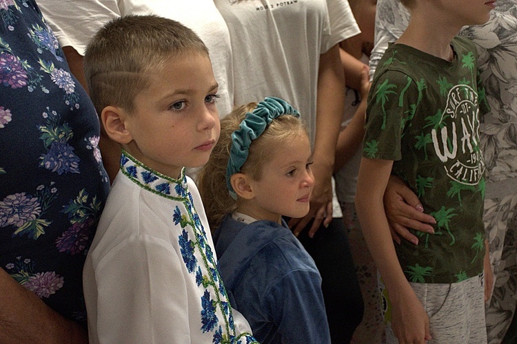 Mali Ukraińcy ze szkolnymi wyprawkami do Caritas AG