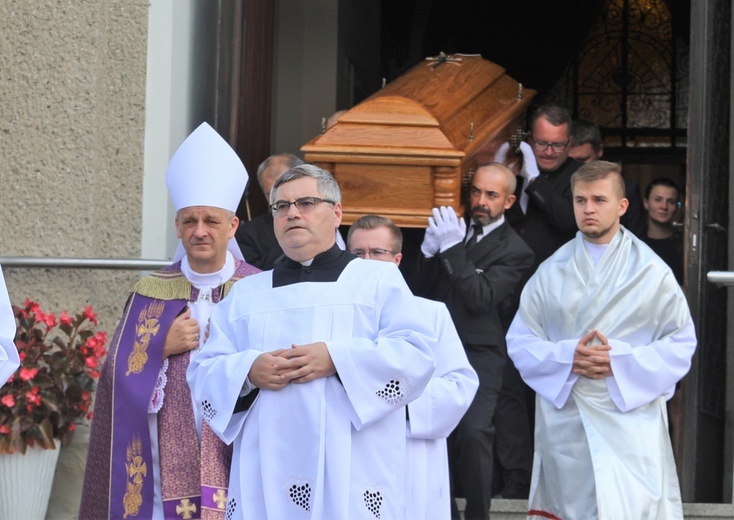 Ceremonii pogrzebowej w Rajczy przewodniczył bp Roman Pindel. 
