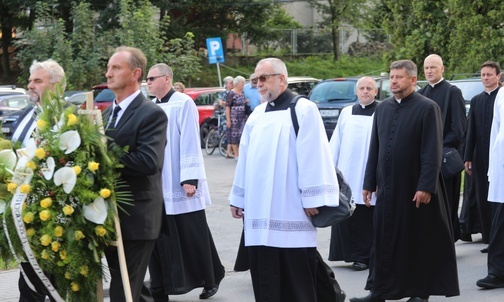 W pogrzebowym kondukcie przez Rajczę trumnę odprowadzały tłumy parafian i liczni księża. 