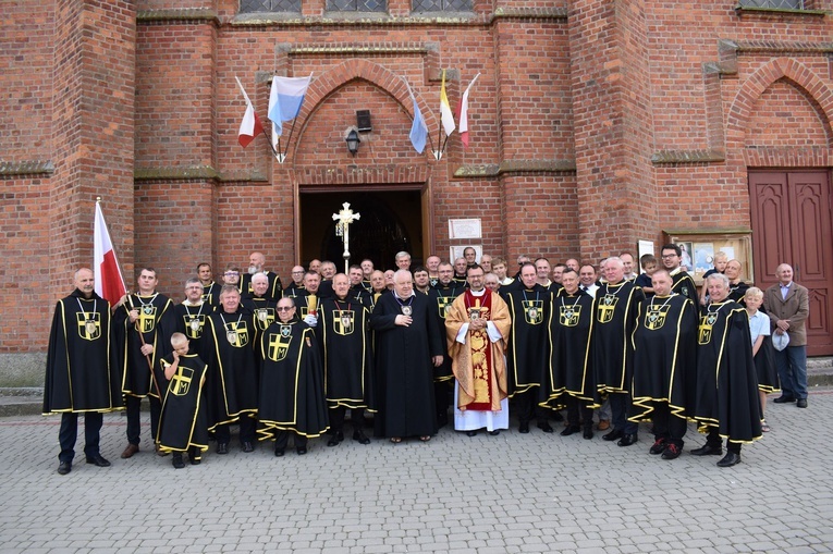 Pamiątkowe zdjęcie uczestników liturgii w Gójsku.
