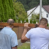 Trzeźwiejący potrzebują pomocy innych osób, żeby mogli nieść swój krzyż.