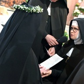 Siostra Rafaela przyjmująca przyrzeczenia profeski wieczystej.
