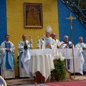 Błogosławieństwo kończące rocznicową Eucharystię.