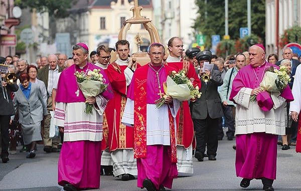 W procesji z udziałem trzech biskupów wierni przeszli do kościoła w Czeskim Cieszynie.