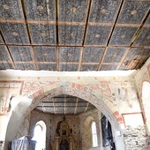 ▲	Prace konserwatorskie w kościele pw. św. Barbary w Małej Kamienicy potrwają do końca października. XVII-wieczny strop kasetonowy zachował się tu w niemal nie zmienionej formie.