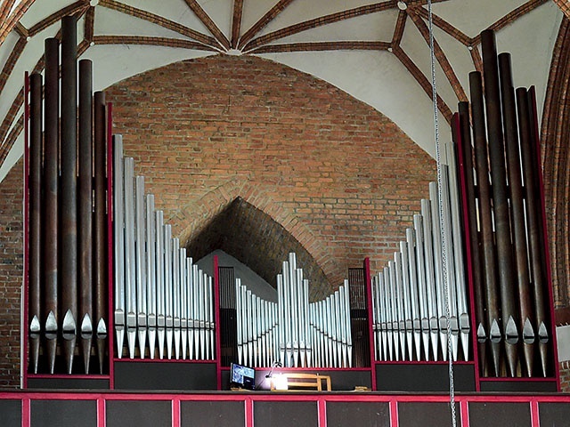 ▲	Wraz z zainstalowaniem w kościele nowych organów zrodziła się inicjatywa,  by zainaugurować koncerty.