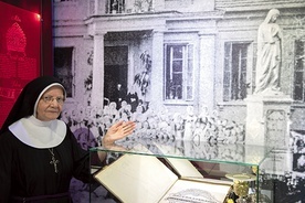 S. Antonietta Frącek w muzeum przy ul. Żelaznej pokazuje zdjęcie z poświęcenia figury Niepokalanej.
