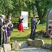W modlitwie na cmentarzu w Czarnym Dunajcu uczestniczył m.in. proboszcz ks. Krzysztof Kocot.
