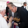 Papież Franciszek pobłogosławił nowe korony dla piety skrzatuskiej